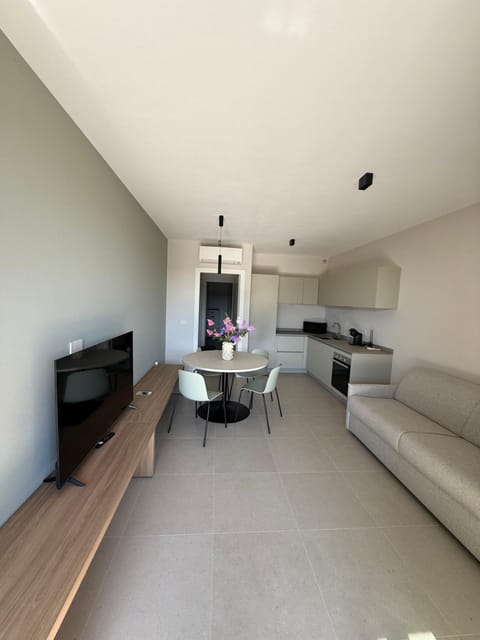TV and multimedia, Kitchen or kitchenette, Living room, Seating area, Dining area