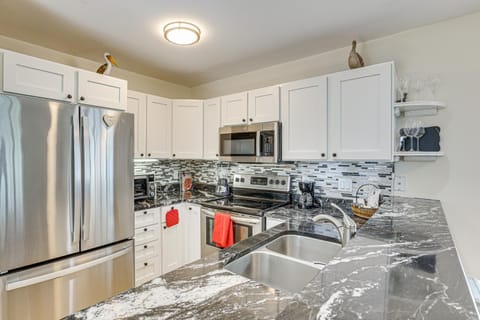 4 Mi to Beaches St Simons Island Escape with Patio! House in Saint Simons Island