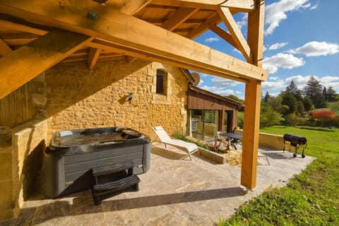 Property building, Patio, Day, Natural landscape, BBQ facilities, Garden view
