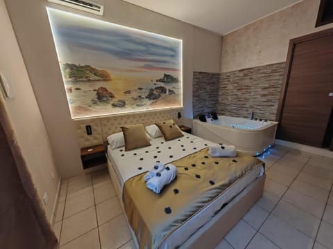 Hot Tub, Bedroom