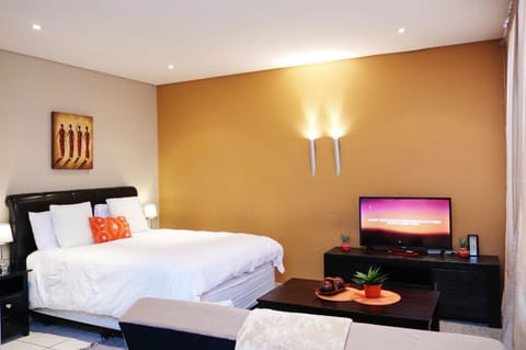 Communal lounge/ TV room, Bed, TV and multimedia, Bedroom