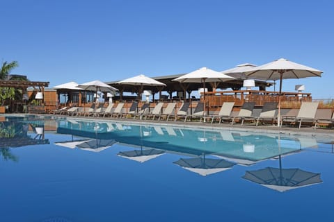 Swimming pool, sunbed
