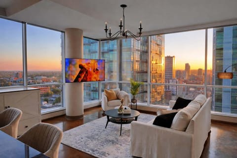 Communal lounge/ TV room, TV and multimedia, View (from property/room), Living room, Seating area, Evening entertainment, City view