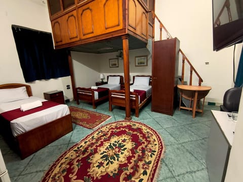 Bed, Photo of the whole room, Decorative detail, Bedroom, Family, towels, wardrobe