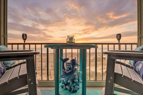 Patio, Natural landscape, View (from property/room), Balcony/Terrace, Seating area, Dining area, Beach, Sea view, Sunrise, Sunset