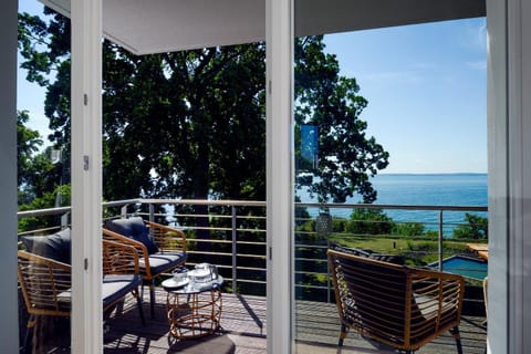 View (from property/room), Balcony/Terrace, Seating area, Dining area, Evening entertainment, Sea view