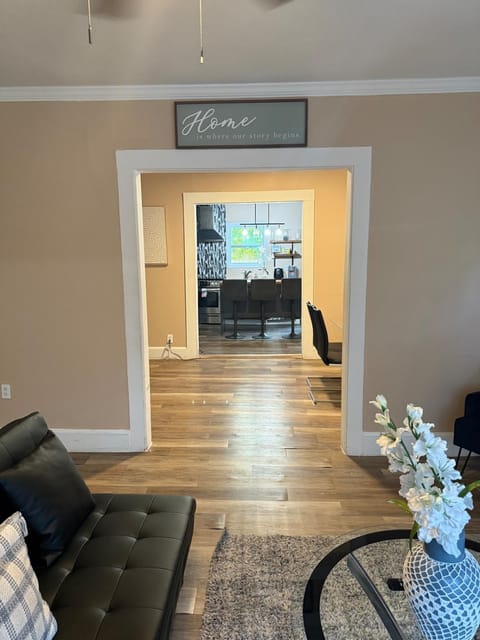 Charming Getaway in Decatur Apartment in Belvedere Park