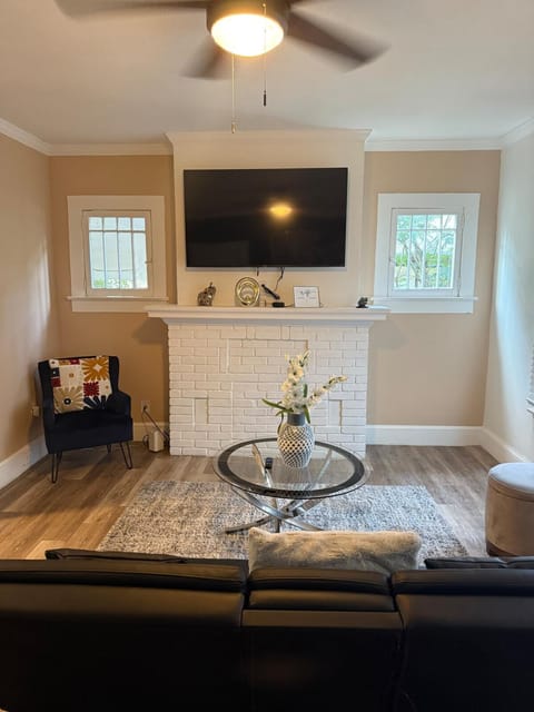 Charming Getaway in Decatur Apartment in Belvedere Park