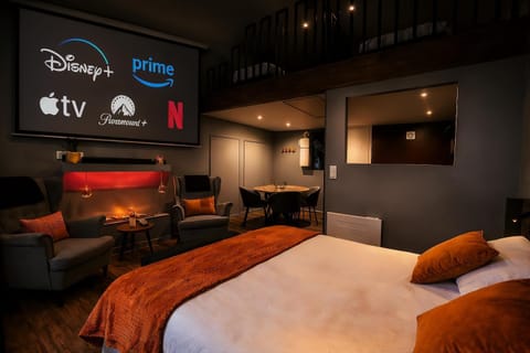 Bed, TV and multimedia, Living room, Photo of the whole room, Seating area, Dining area, Bedroom, Text overlay