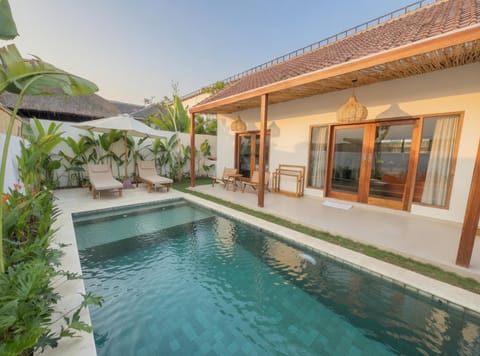 Property building, Balcony/Terrace, Swimming pool, sunbed