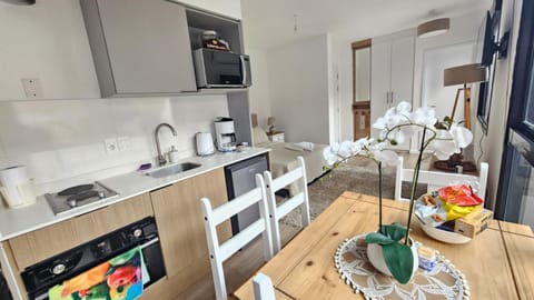 Kitchen or kitchenette, Dining area, minibar, oven, pet friendly, stove