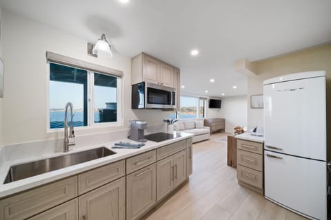 New Modern Studio - Stunning Ocean view Apartment in La Jolla