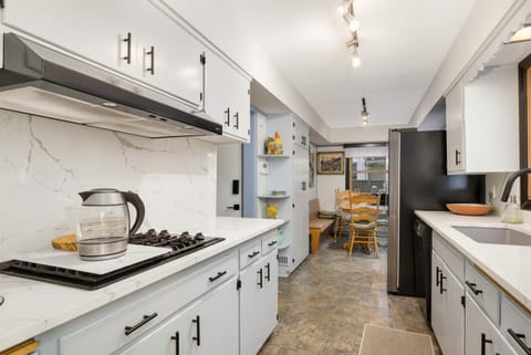 Coffee/tea facilities, Kitchen or kitchenette, Dining area, dishwasher, oven, stove