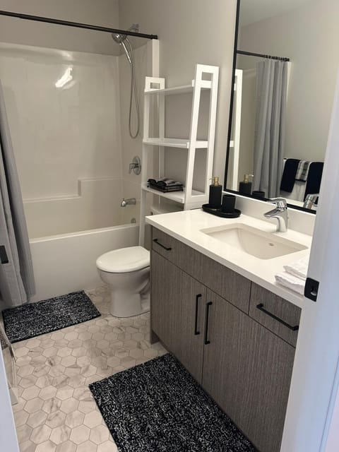 Modern One-Bedroom Retreat in Bear Mountain Apartment in Langford