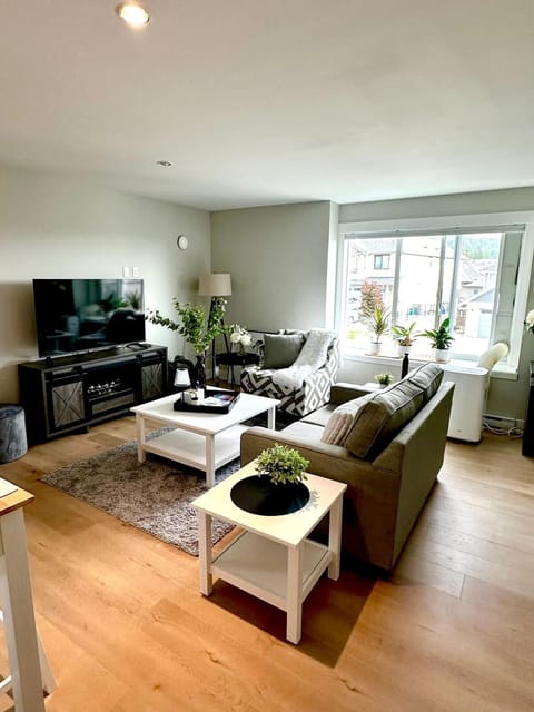Modern One-Bedroom Retreat in Bear Mountain Apartment in Langford