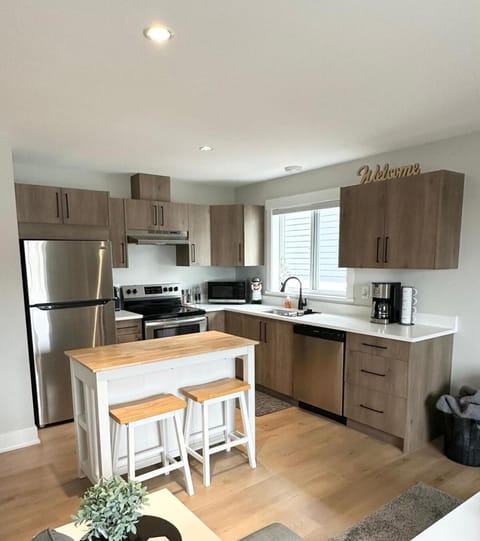 Modern One-Bedroom Retreat in Bear Mountain Apartment in Langford