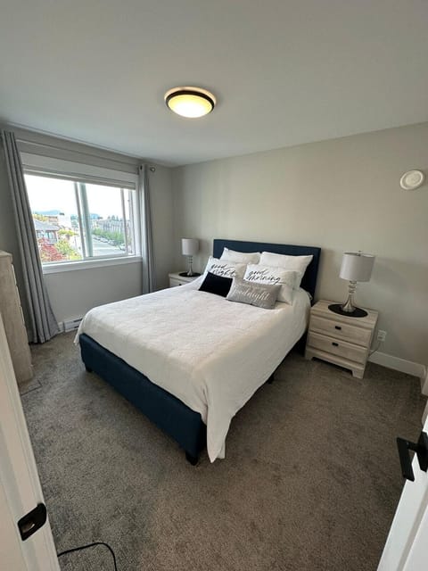Modern One-Bedroom Retreat in Bear Mountain Apartment in Langford