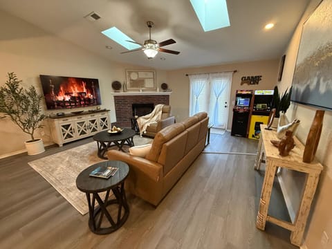 Communal lounge/ TV room, TV and multimedia, Living room, Seating area, Evening entertainment, fireplace