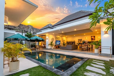 Property building, Spring, Off site, Night, Summer, Living room, Swimming pool, Sunset, sunbed