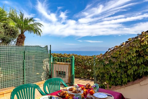 View (from property/room), Balcony/Terrace, Dining area, Sea view