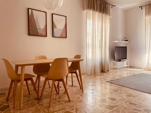 TV and multimedia, Balcony/Terrace, Living room, Seating area, Dining area