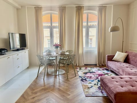 Bed, TV and multimedia, Kitchen or kitchenette, Living room, Photo of the whole room, Seating area, Dining area, Bedroom