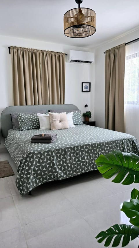 Bed, TV and multimedia, Bedroom, City view, Mountain view, flat iron, locker, towels, air conditioner