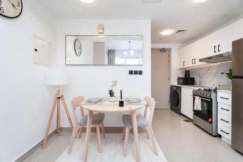 Kitchen or kitchenette, Dining area, oven