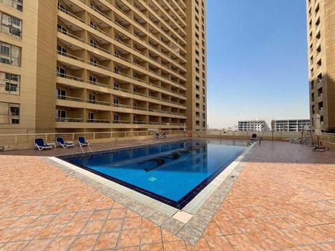 Property building, Day, Balcony/Terrace, Pool view, Swimming pool, Swimming pool, sunbed