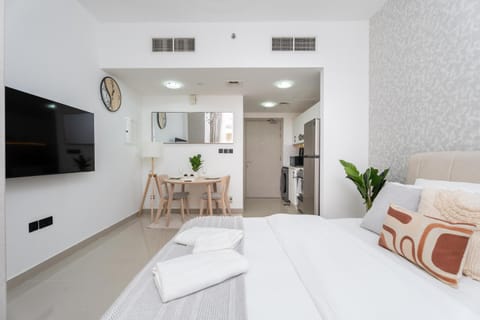 Bed, TV and multimedia, Kitchen or kitchenette, Photo of the whole room, Dining area, Bedroom, oven, stove, towels