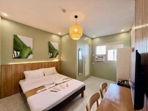 Bed, TV and multimedia, Kitchen or kitchenette, Photo of the whole room, Seating area, Bedroom, towels