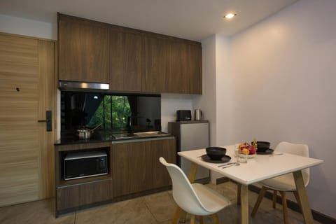 Coffee/tea facilities, Kitchen or kitchenette, Dining area, stove, toaster