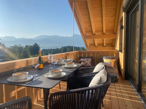 Balcony/Terrace, Seating area, Lake view, Mountain view