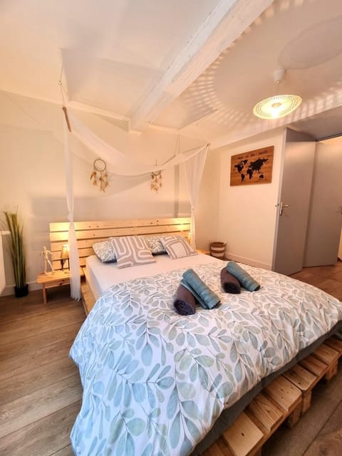 Bed, Photo of the whole room, Bedroom, towels