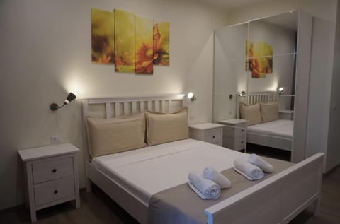 Photo of the whole room, Bedroom, towels