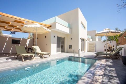 Property building, Patio, Pool view, Swimming pool, sunbed