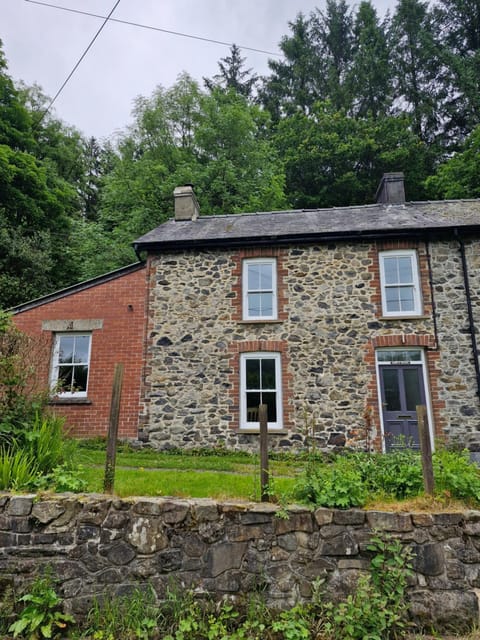 Rustic Welsh cottage House in Treflys