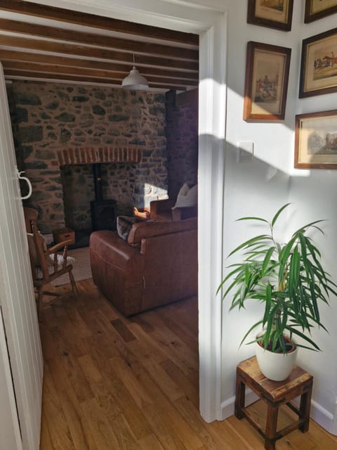 Rustic Welsh cottage House in Treflys