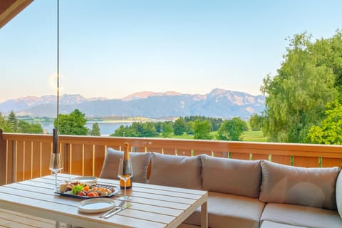 Natural landscape, View (from property/room), Balcony/Terrace, Food and drinks, Seating area, Food, Lake view, Mountain view