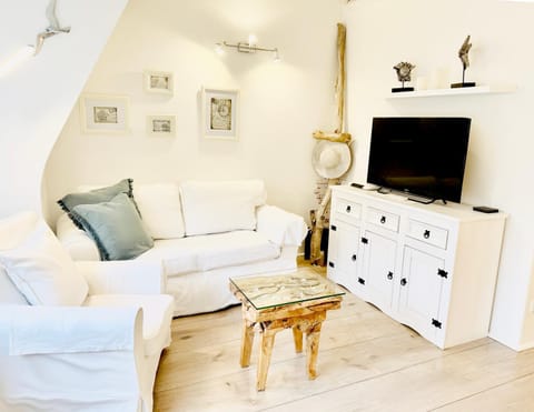 Living room, Seating area, Evening entertainment