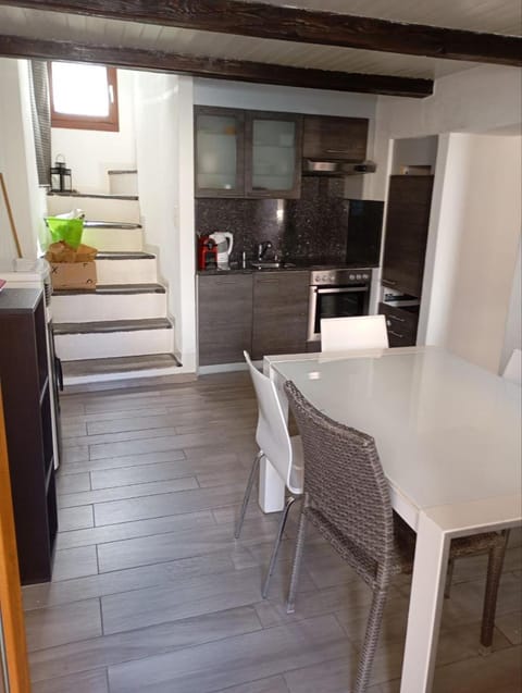 Kitchen or kitchenette, dishwasher, stove