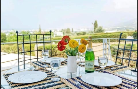 View (from property/room), Balcony/Terrace, Dining area