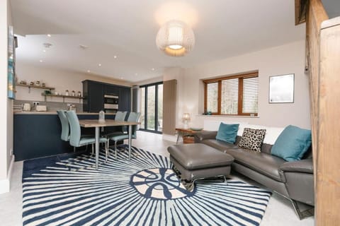 Cwmwbwb Lodge House in Wales