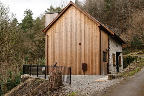 Cwmwbwb Lodge House in Wales
