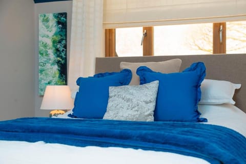 Cwmwbwb Lodge House in Wales