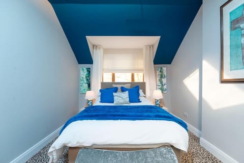 Cwmwbwb Lodge House in Wales