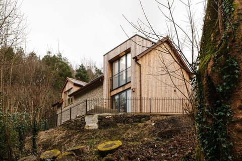 Cwmwbwb Lodge House in Wales