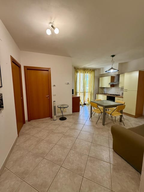 TV and multimedia, Kitchen or kitchenette, Living room, Seating area, Dining area