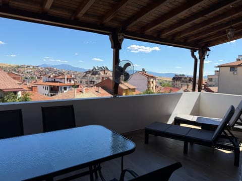 Natural landscape, TV and multimedia, View (from property/room), Balcony/Terrace, Seating area, City view, Mountain view, sunbed