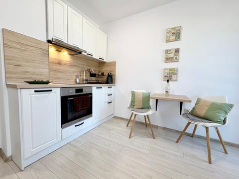 Kitchen or kitchenette, Dining area, oven, kitchen